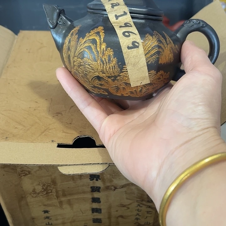 茶壶紫泥原矿泥料手工制作的一把紫砂壶。