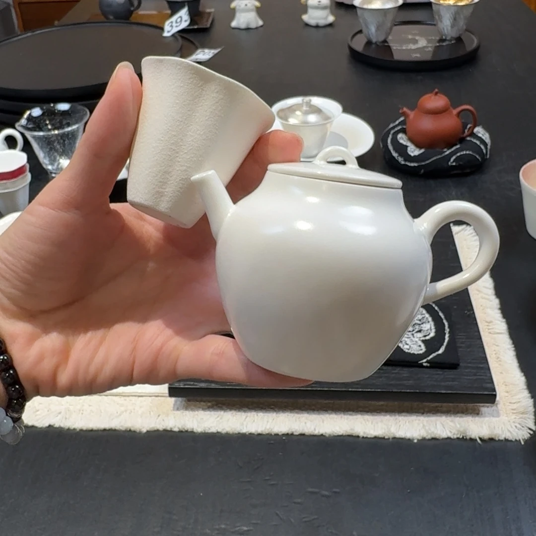 白色茶壶送肌理感花瓣杯