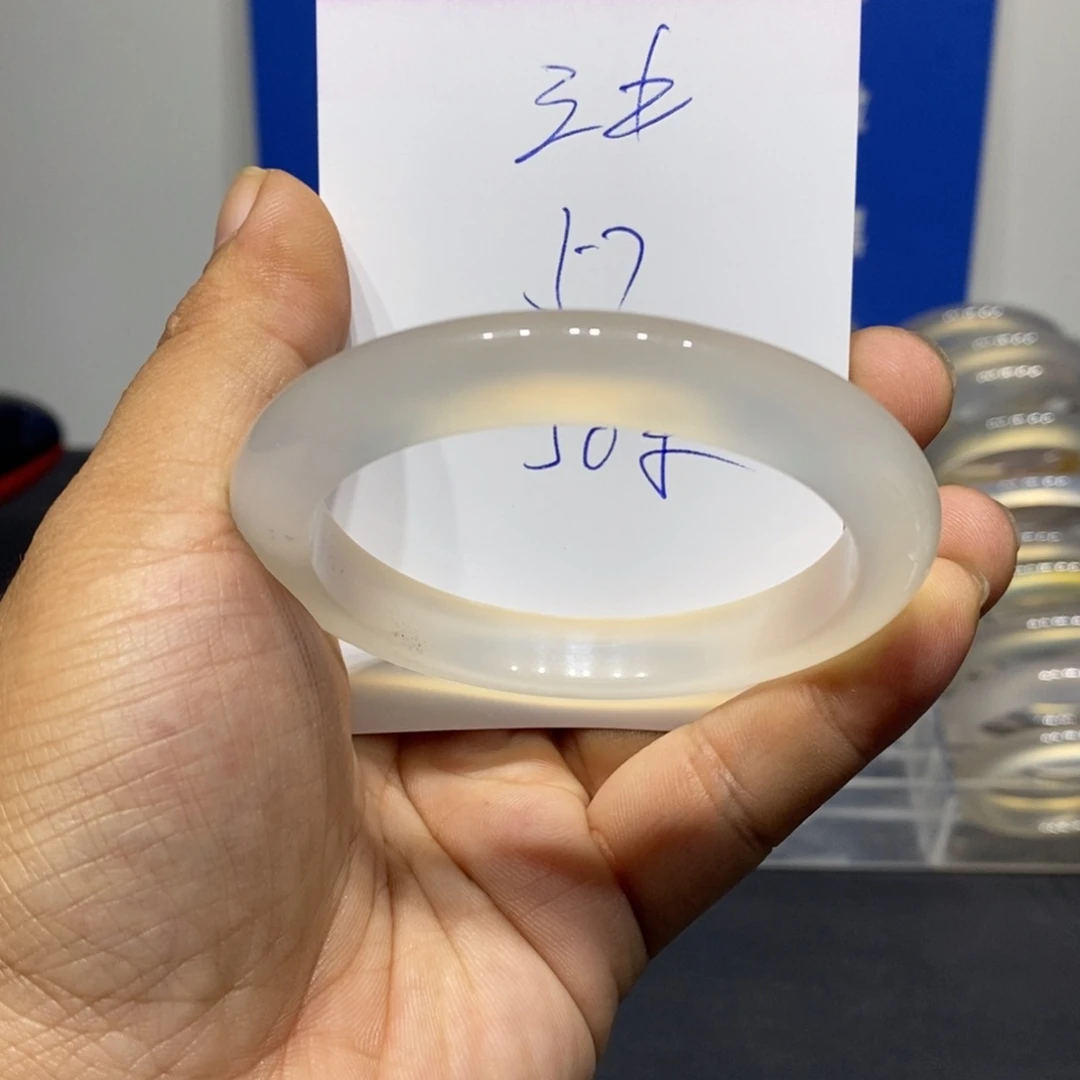 彭***土玛瑙/玉髓未镶嵌手镯