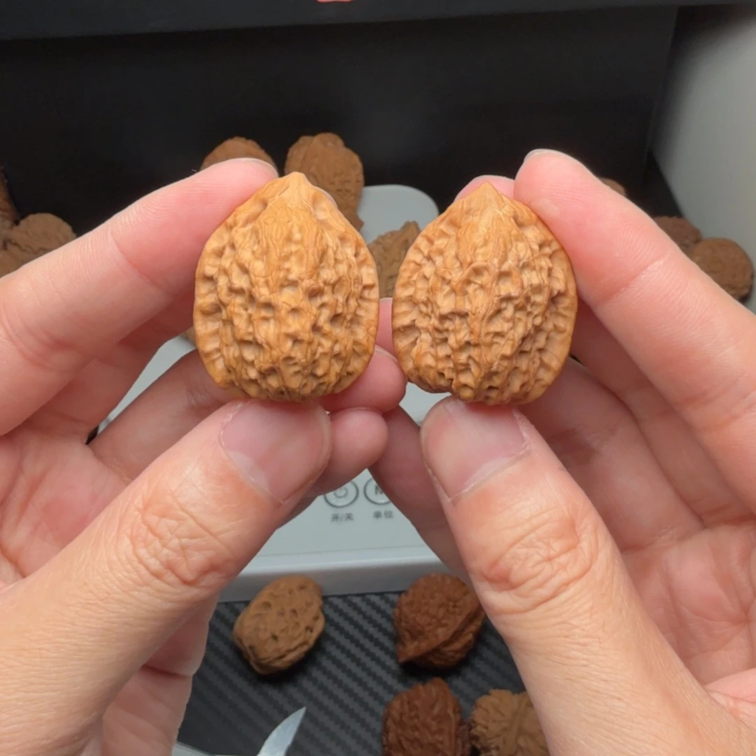 文玩核桃把件手捻鸡心边28