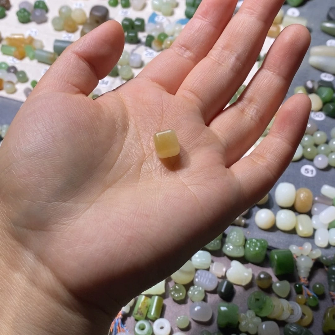 小***u和田玉未镶嵌颈饰