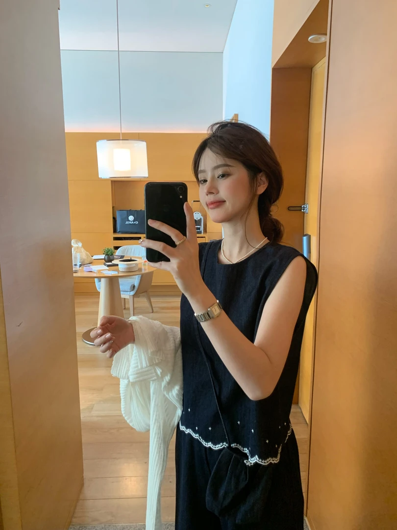 【花花】牛仔套装~复古风刺绣拼花边马甲松紧腰阔腿裤套装（配包包）