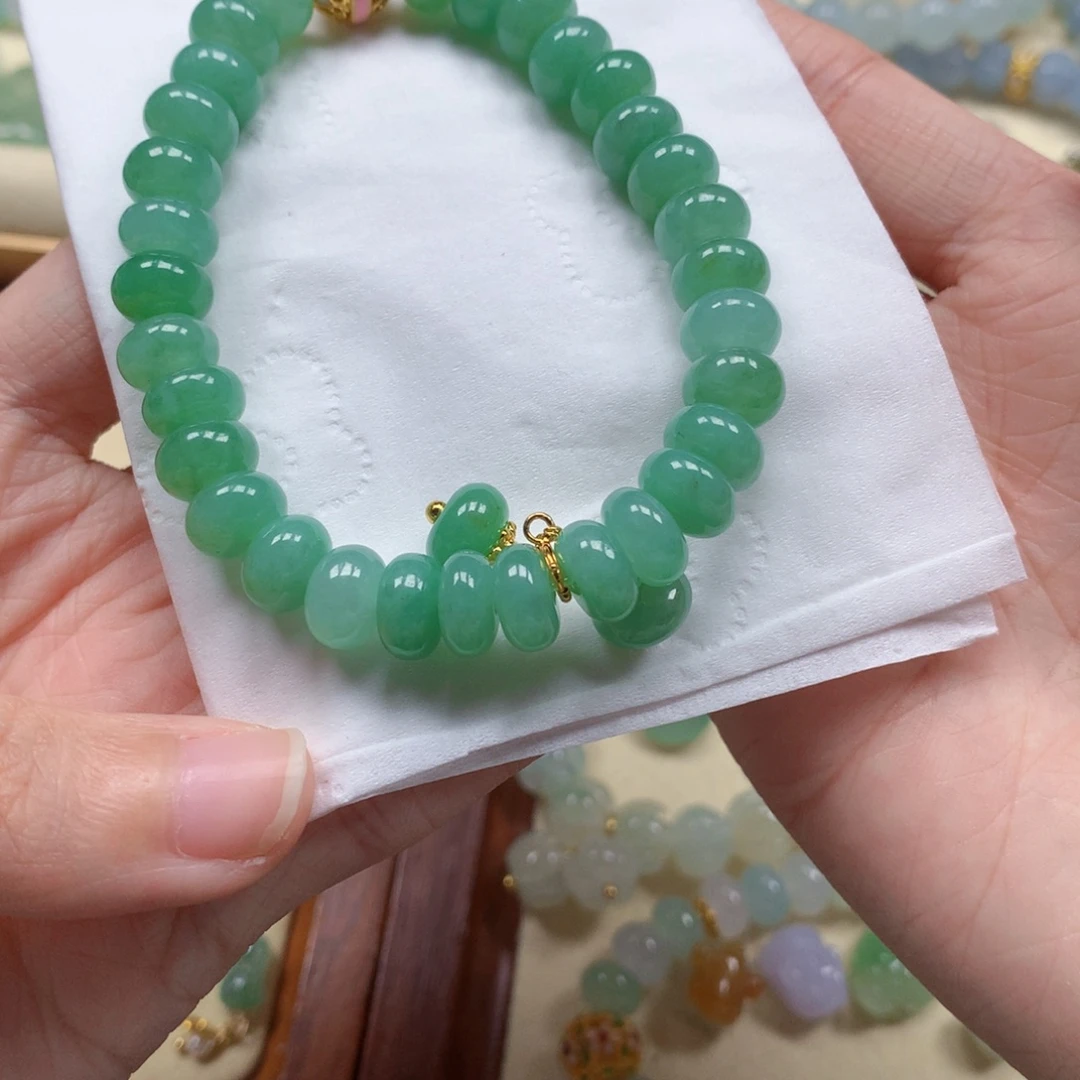 翡翠未镶嵌颈饰是