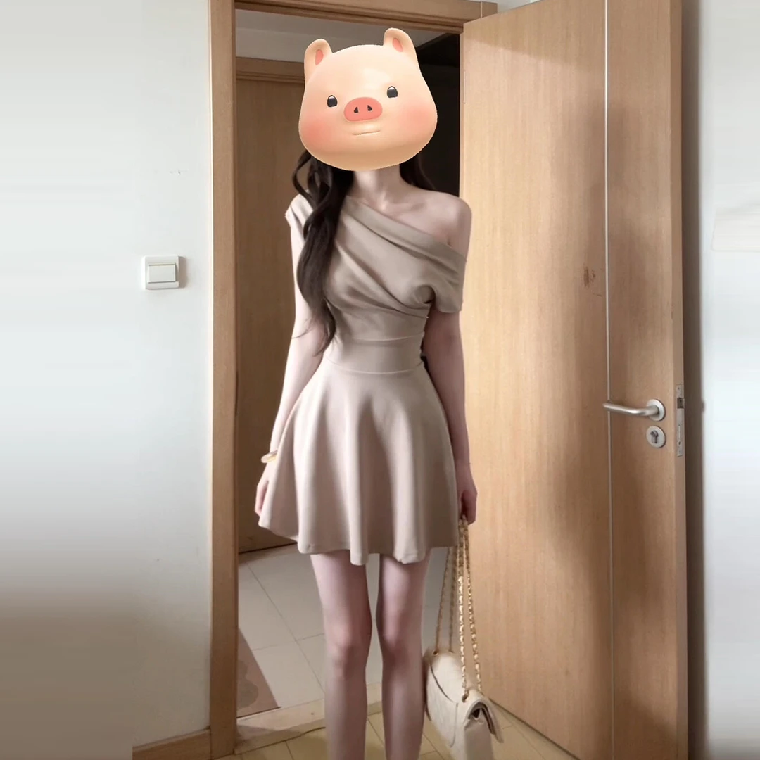 高级感卡其色斜肩连衣裙夏季2025新款气质收腰显瘦巨好看短裙5801