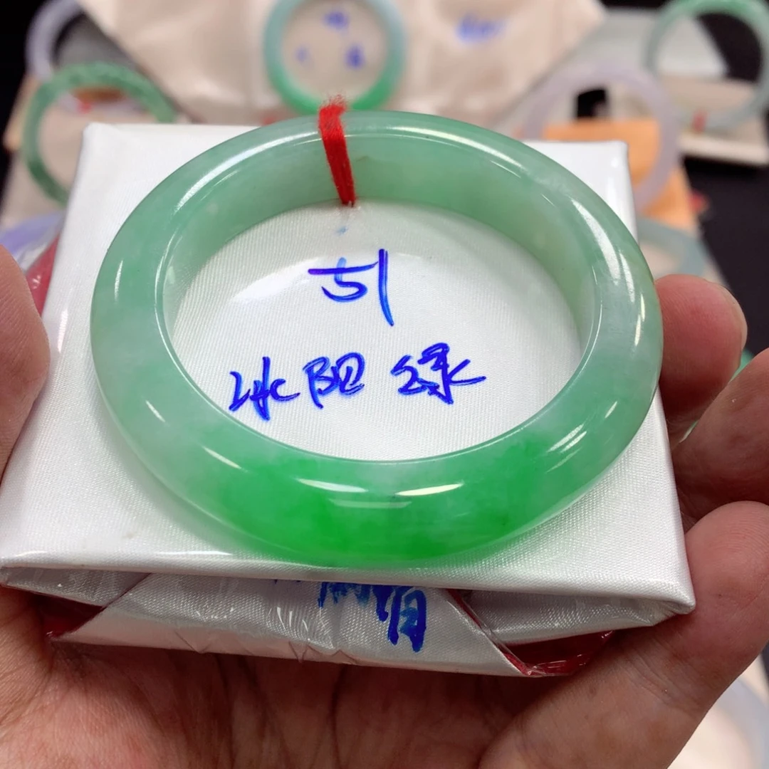 翡翠手镯未镶嵌翡翠