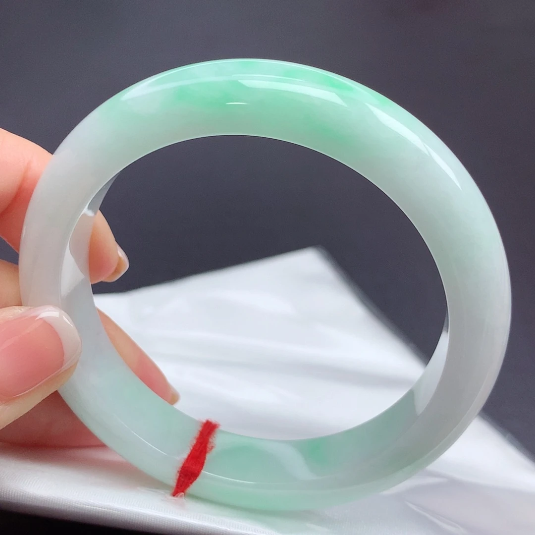 翡翠手镯未镶嵌l n n n n n n n n