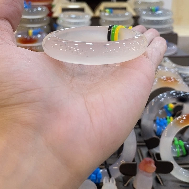 c***粉玛瑙/玉髓未镶嵌手镯