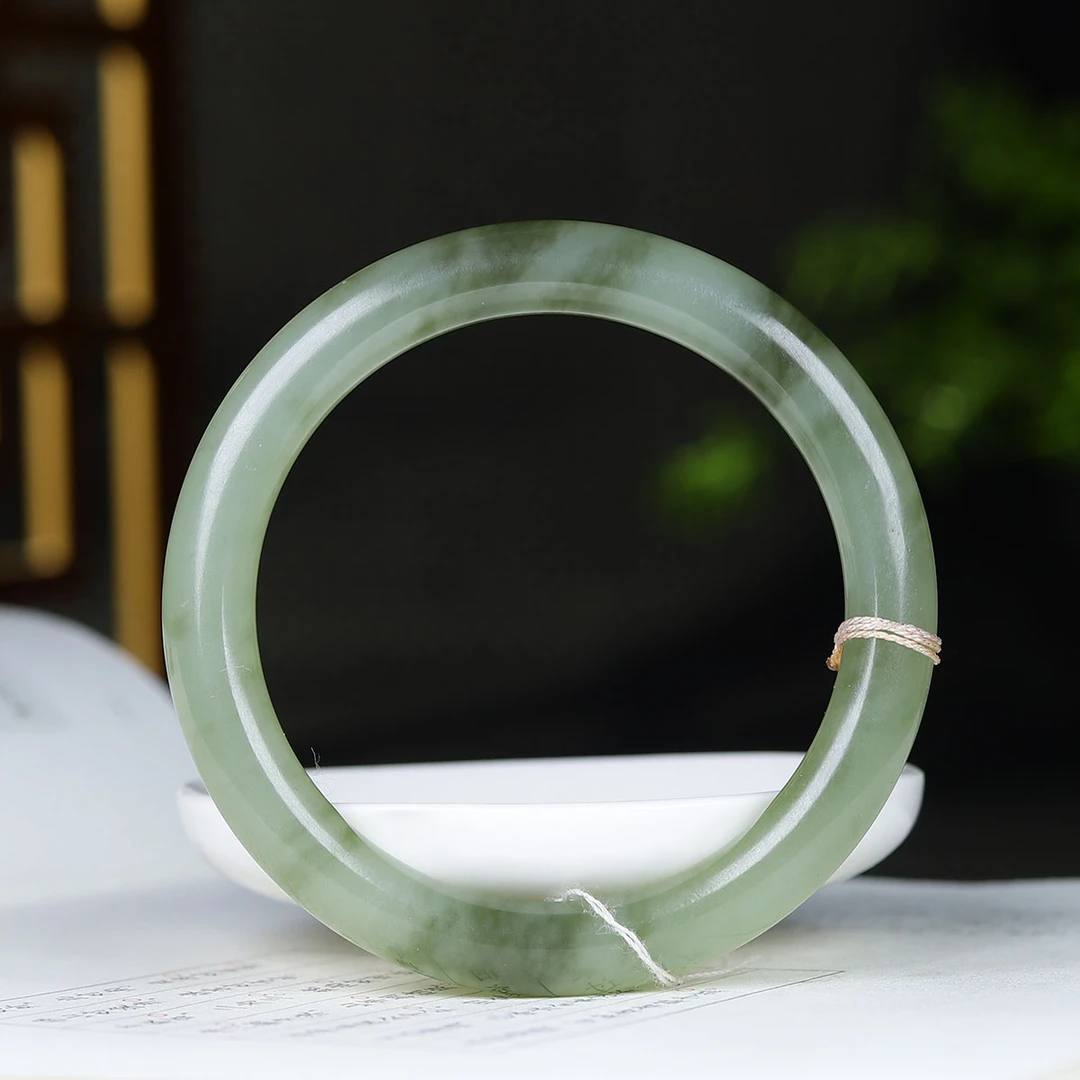 1212158和田玉圆条手镯