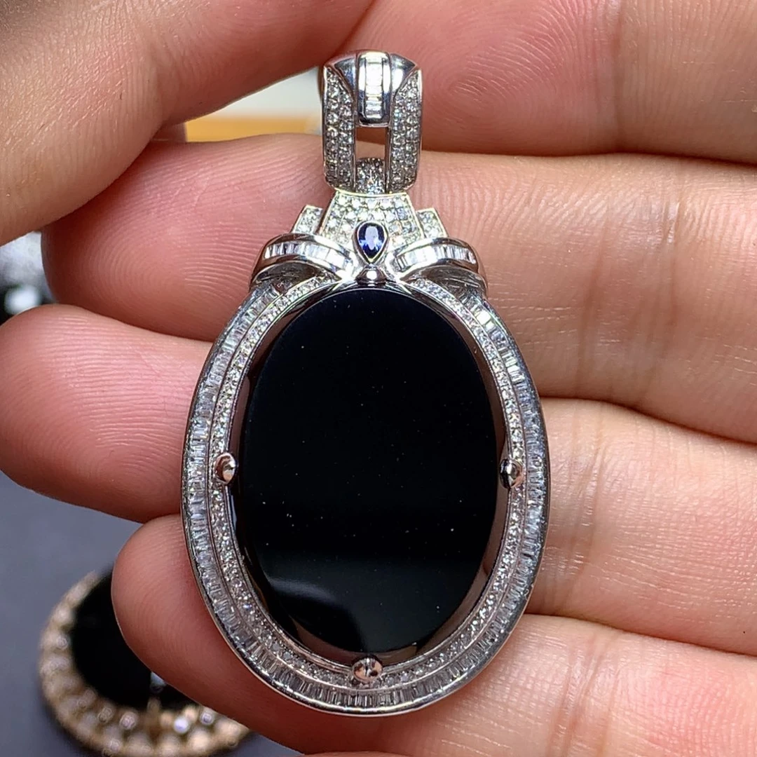 颈饰18K金镶嵌翡翠墨翠无事牌