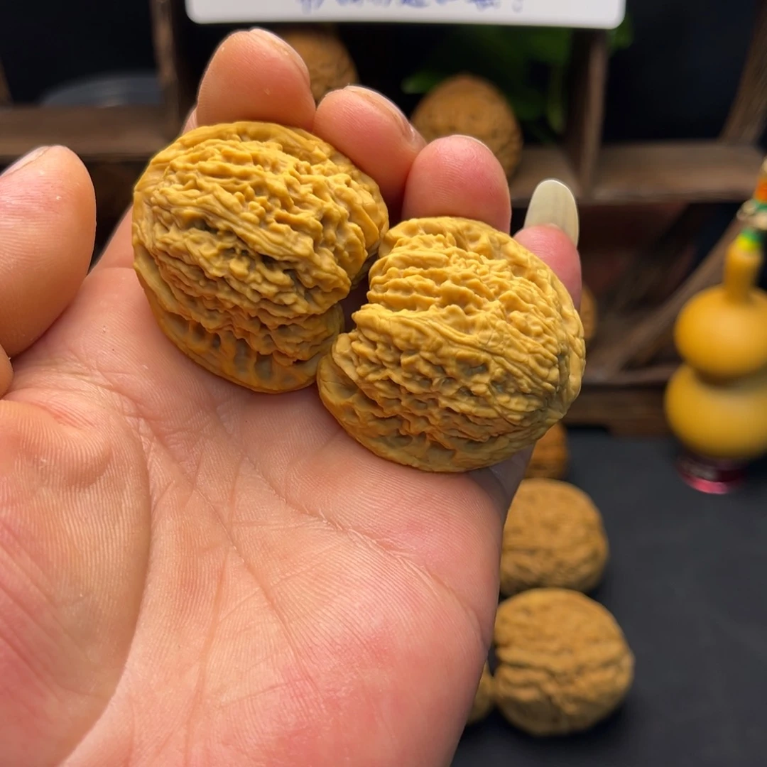 用****4文玩核桃南疆石凹底拉丝姜黄皮尺寸40