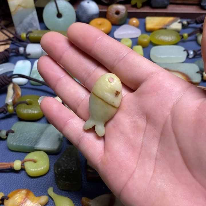 未镶嵌蛇纹石玉颈饰