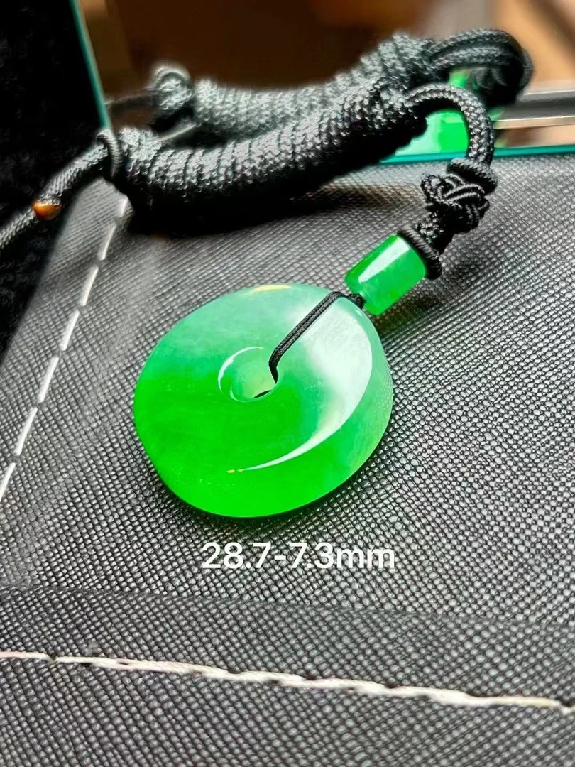 冰种阳绿平安扣，种色很漂亮，厚实冰透！完美