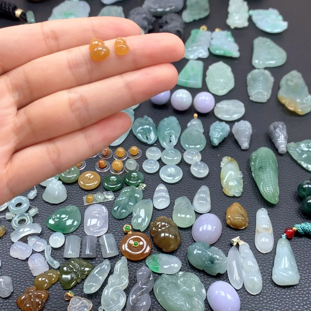 翡翠未镶嵌颈饰葫芦