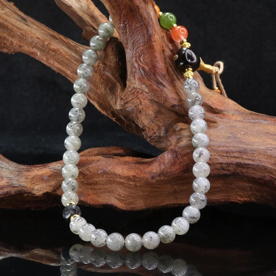 39和田玉点墨青花手串/101800保利厦门拍卖