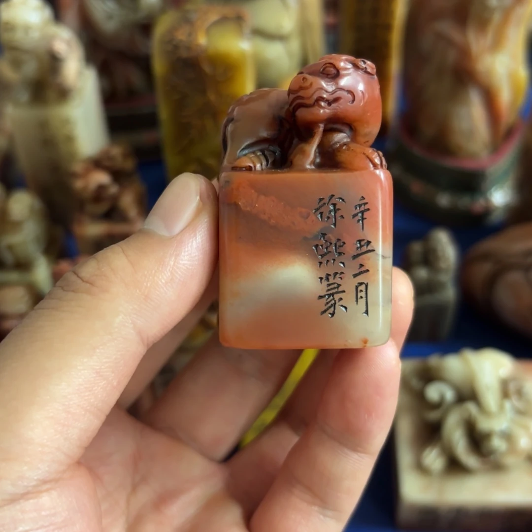 张***家寿山石印石桌面摆件