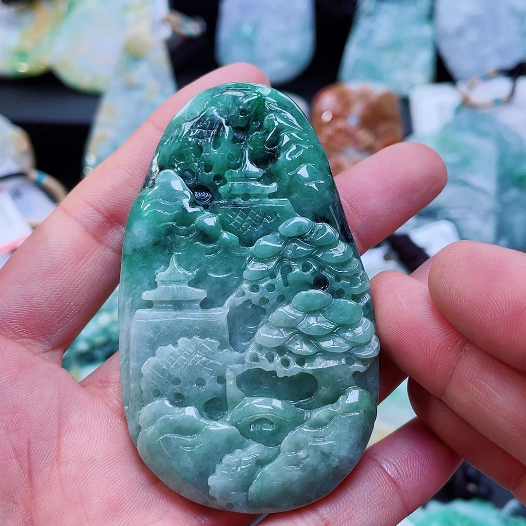 翡翠未镶嵌颈饰一个