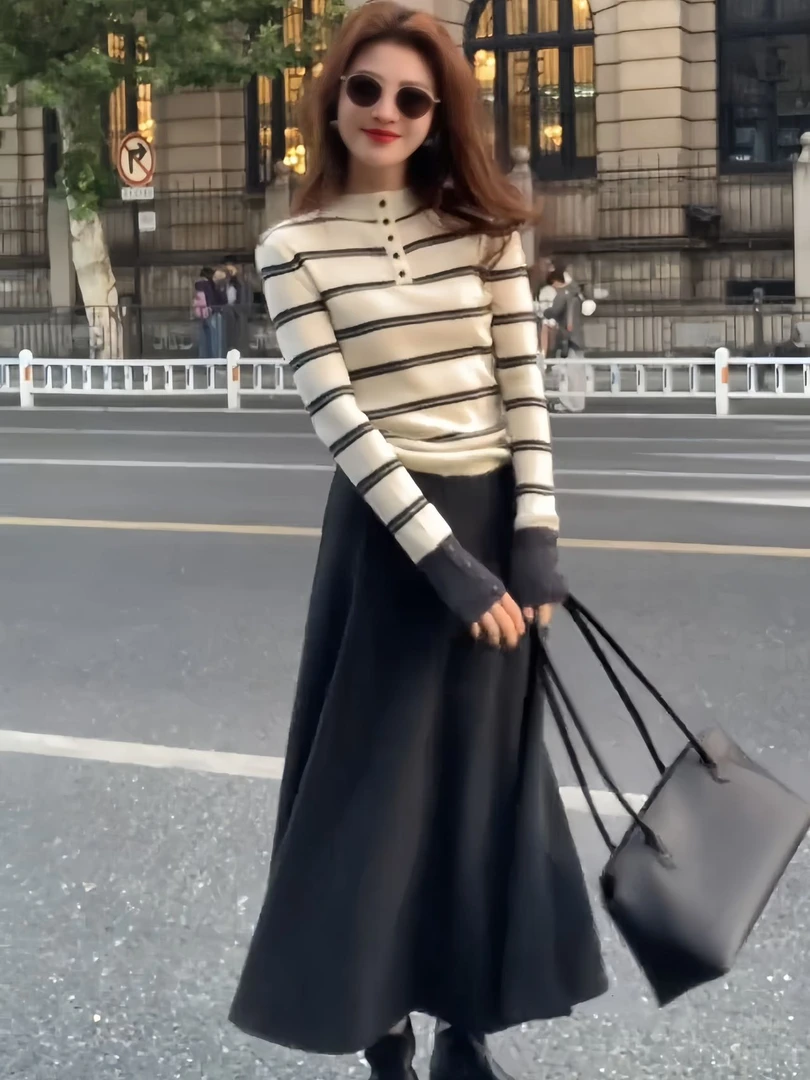 冬季新款时尚撞色条纹半高领打底毛衣女+休闲高腰半身裙两件套