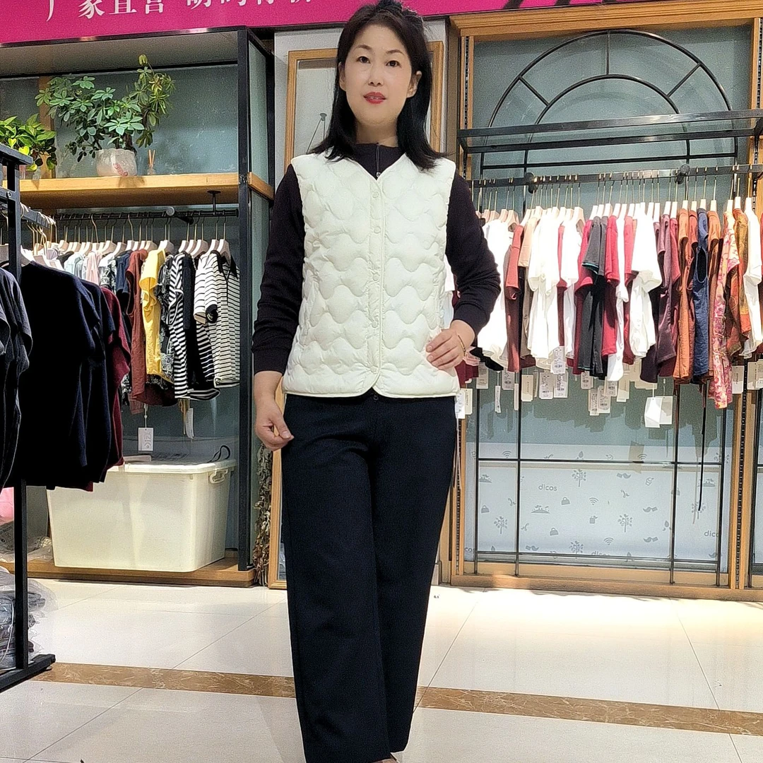 艾圃25027百搭V领修身型女免烫直筒型羽绒马夹白色冬季女装