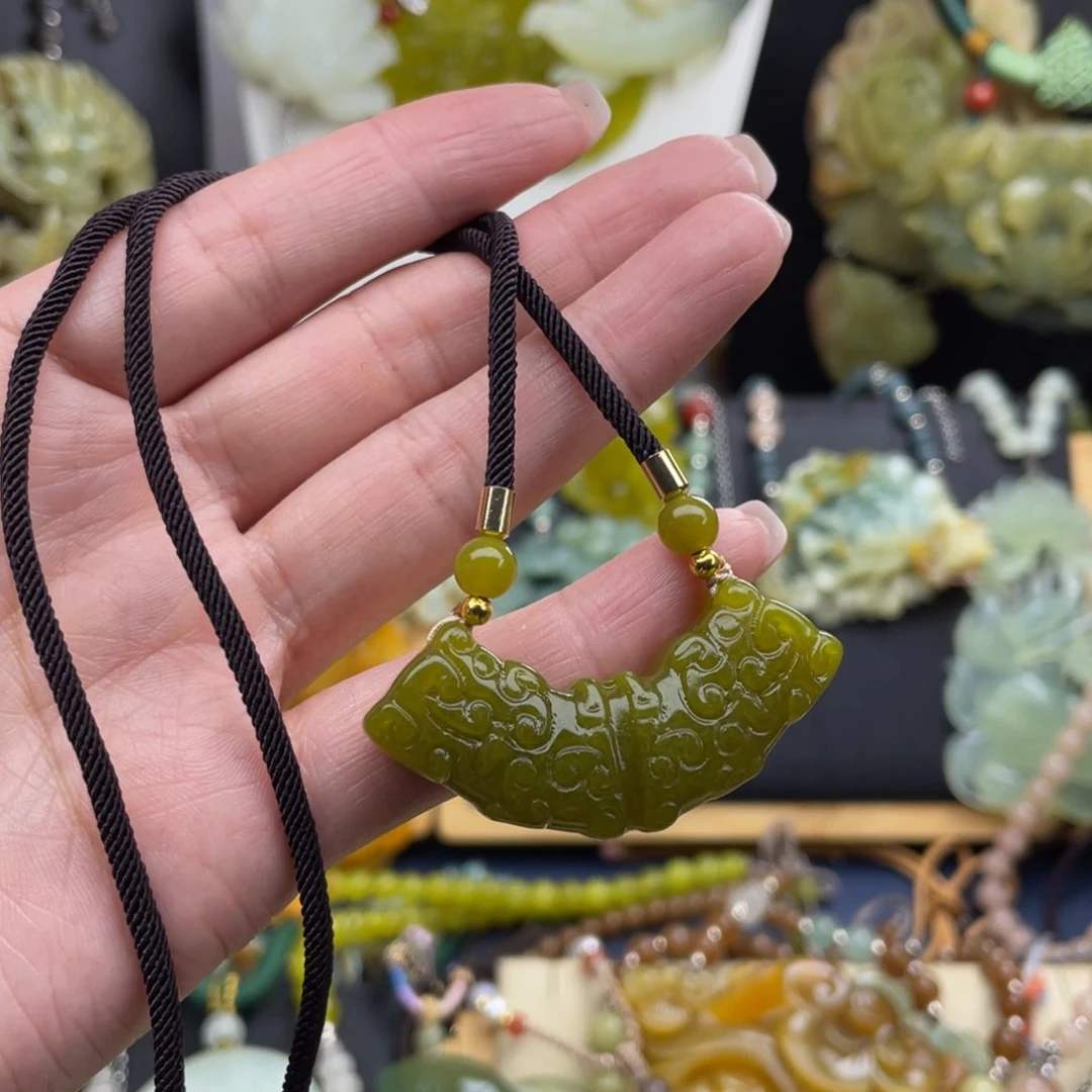 蛇纹石玉未镶嵌颈饰