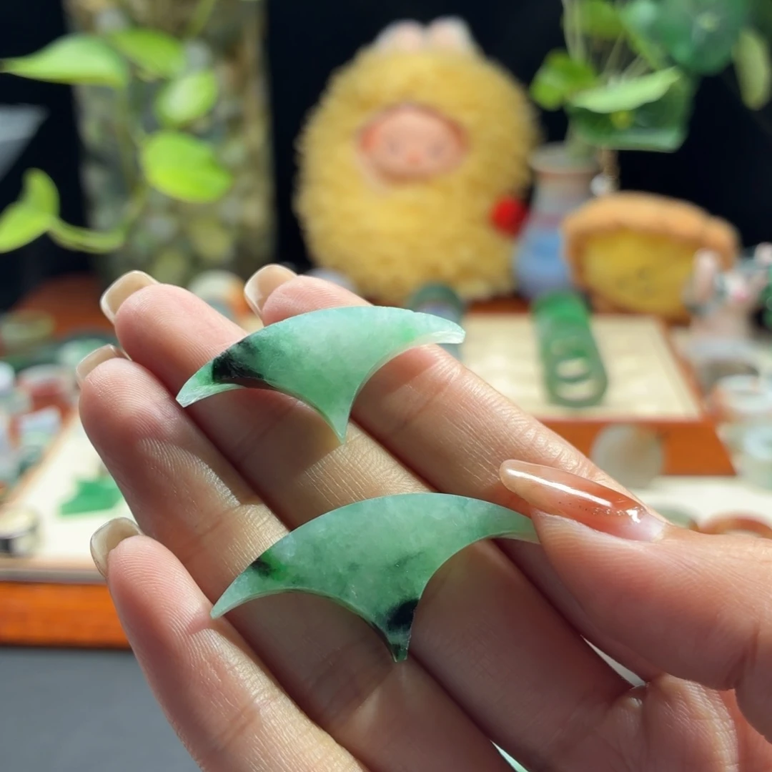 未镶嵌定制翡翠A***E按料保大菱角雕刻2个