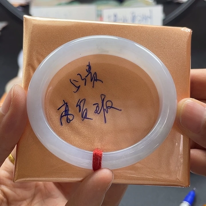 翡翠手镯未镶嵌翡翠手镯