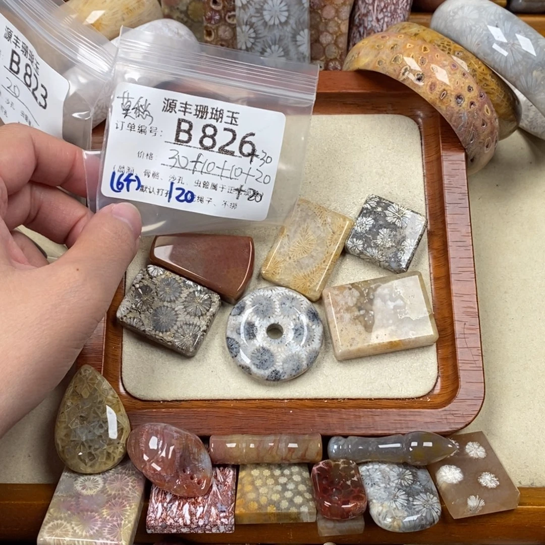 君***愁硅化玉未镶嵌颈饰