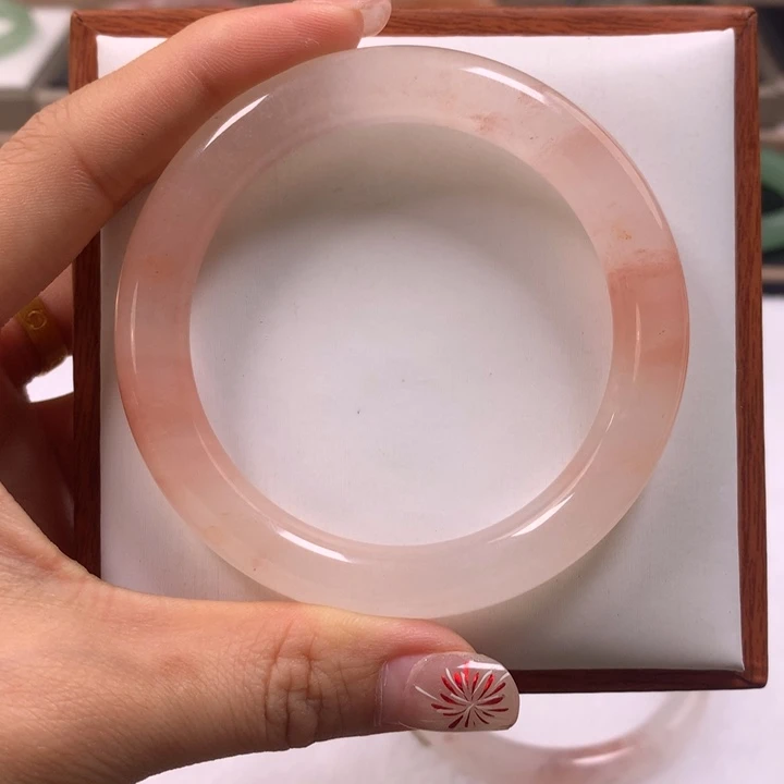 石英质玉手镯未镶嵌彩*呢