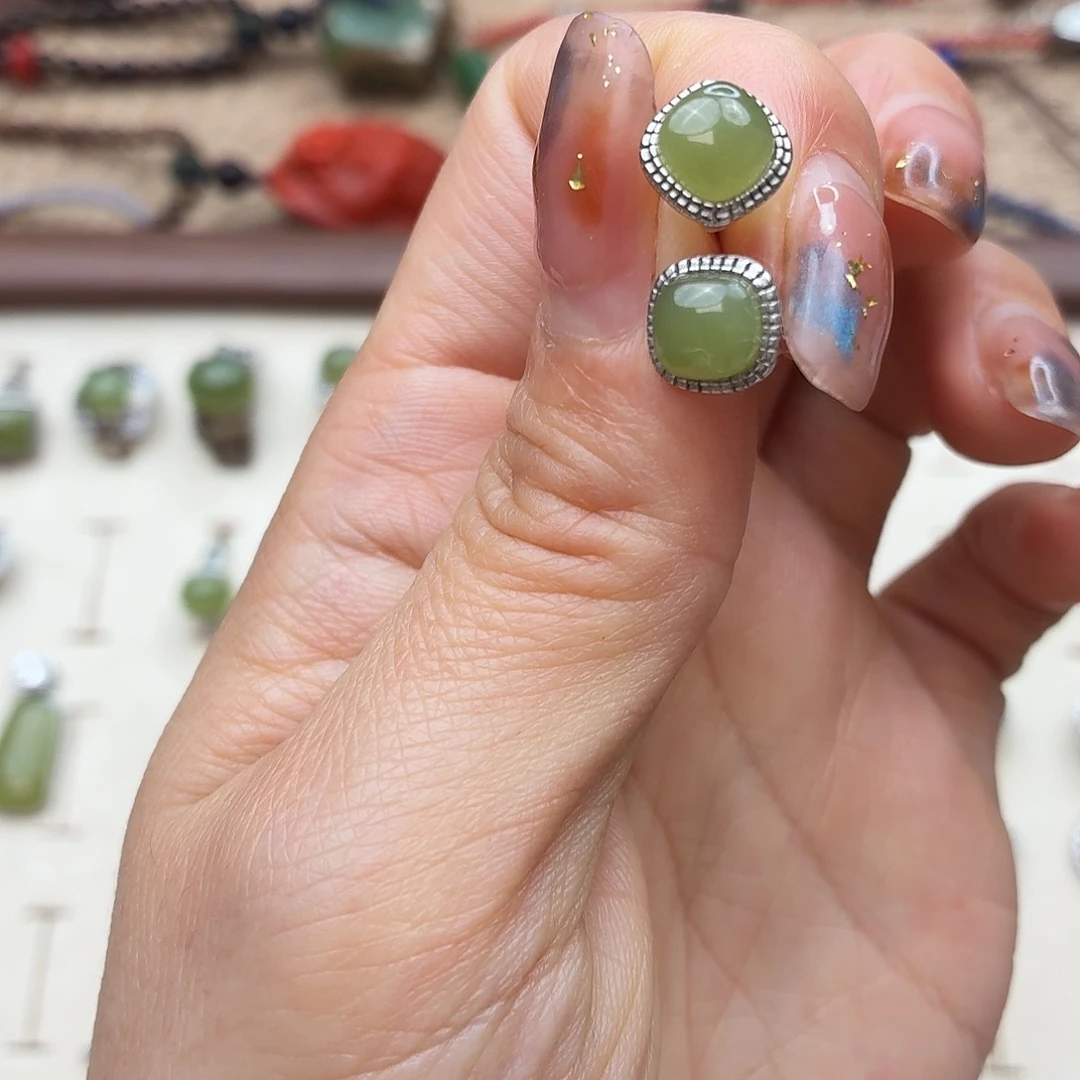 ****棠和田玉未镶嵌耳饰