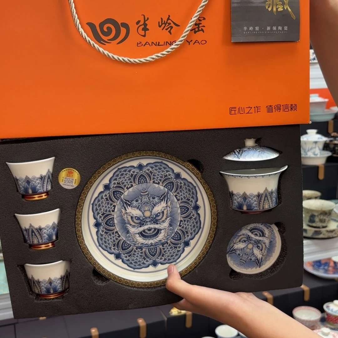盖碗和杯子等各种装饰