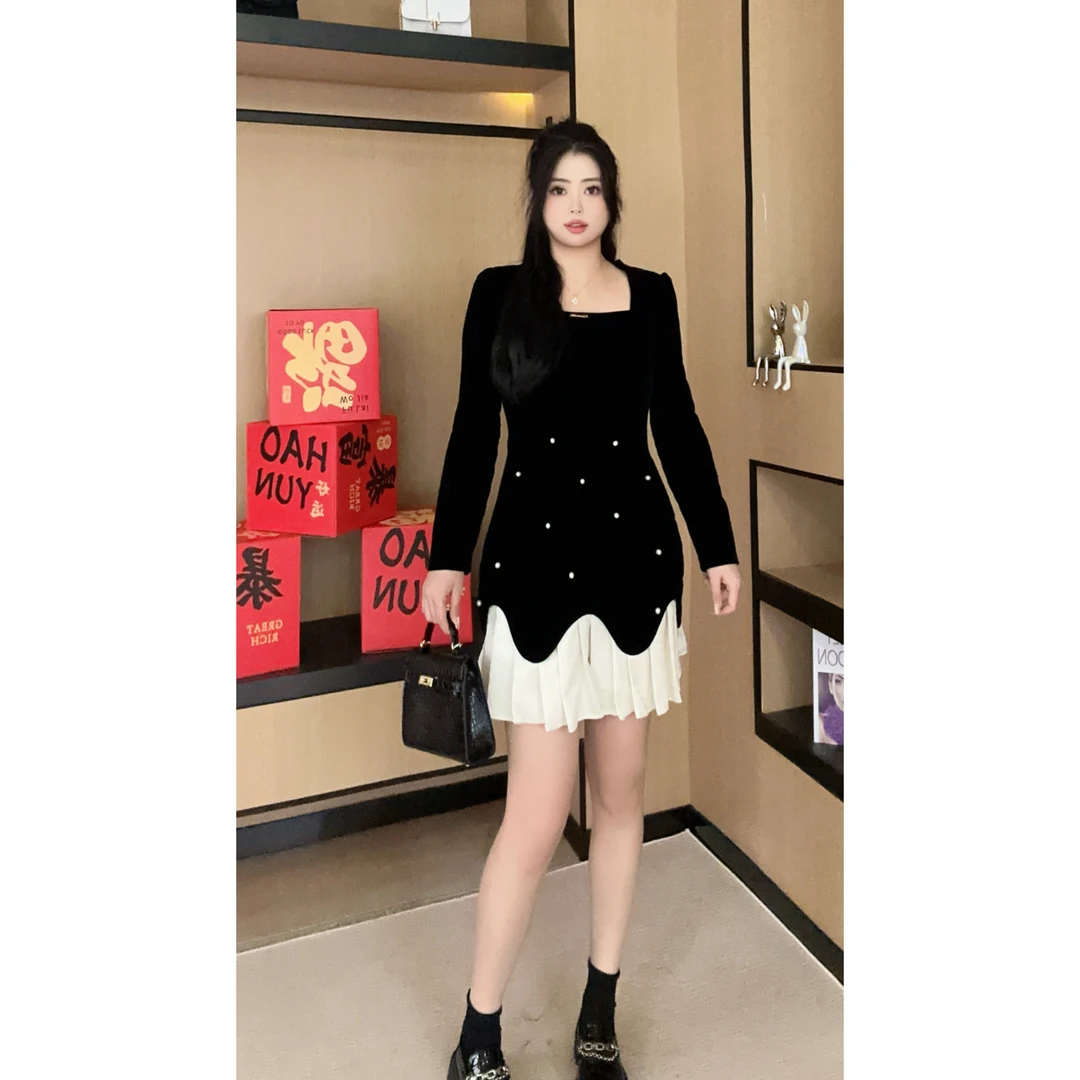 胖mm微胖定制~【DDM1077】法式气质显瘦赫本风黑色方领百褶连衣裙