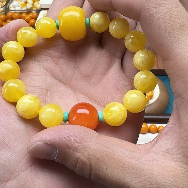 红***诗无非金属鸡油黄色素串搭配一条