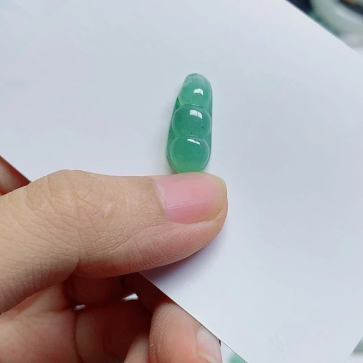 翡翠未镶嵌颈饰福豆