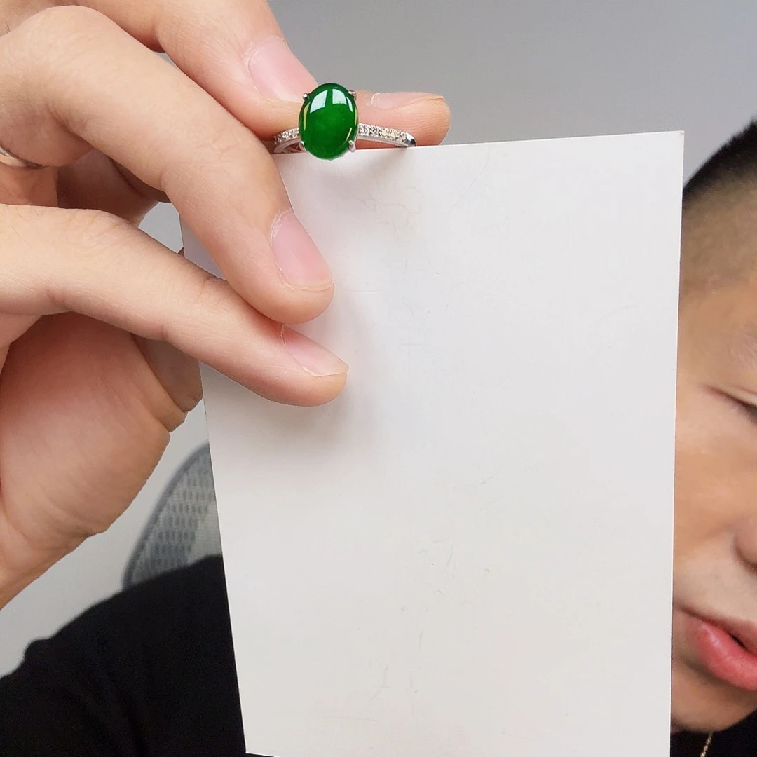 翡翠未镶嵌颈饰一对