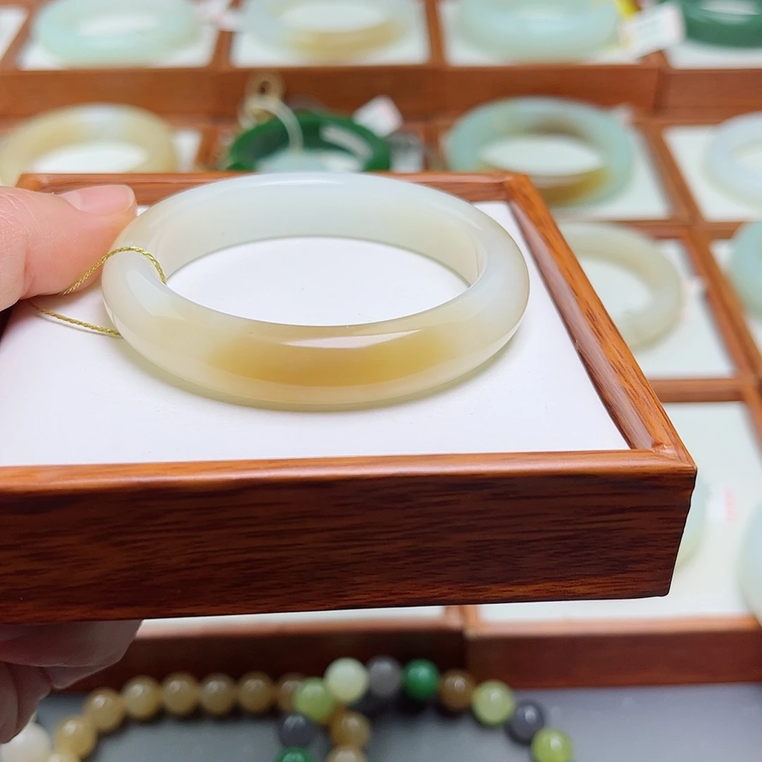 和田玉未镶嵌手镯