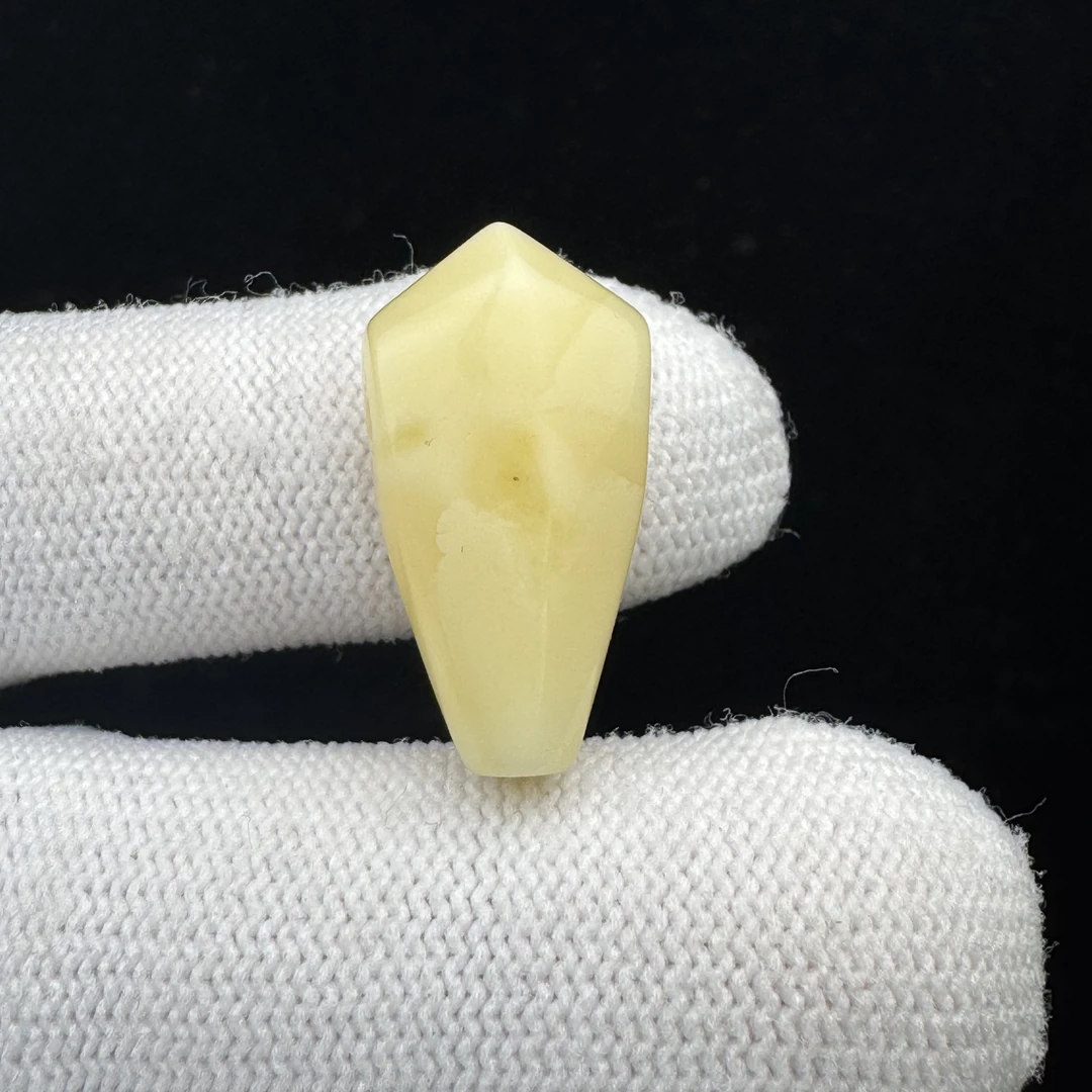 R1643天然蜜蜡俄料鲨鱼背三通12.4X23.6mm 1.47克/T009