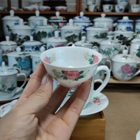 手绘月季毛瓷品茗杯，容量50毫升