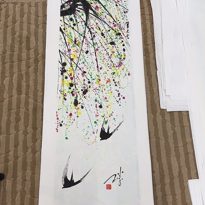 国画風**边花鸟的翅膀是一个巨大的蝴蝶结在