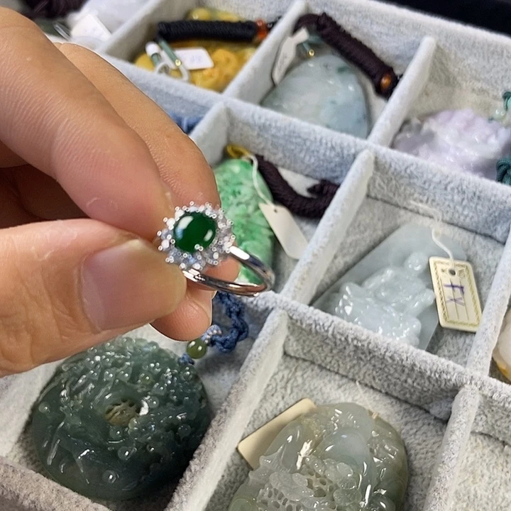 翡翠未镶嵌吊坠(赠链)