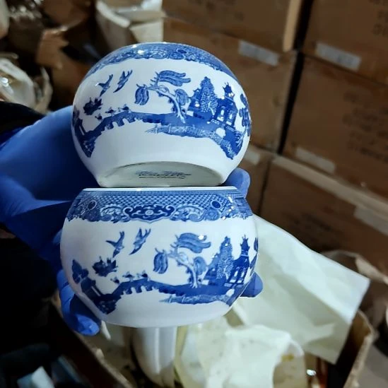 瓷片盘子碗茶壶啥都有