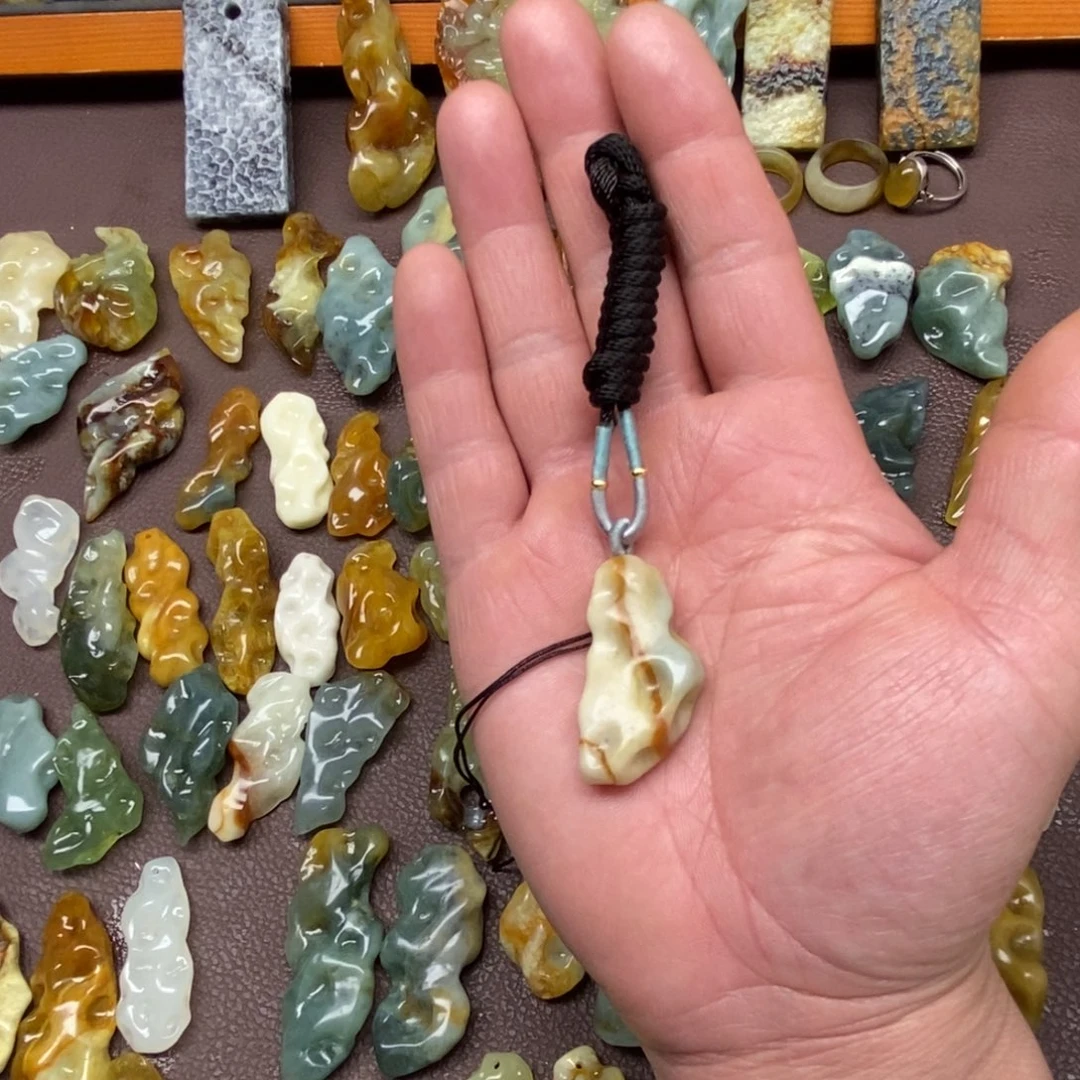 蛇纹石玉未镶嵌颈饰