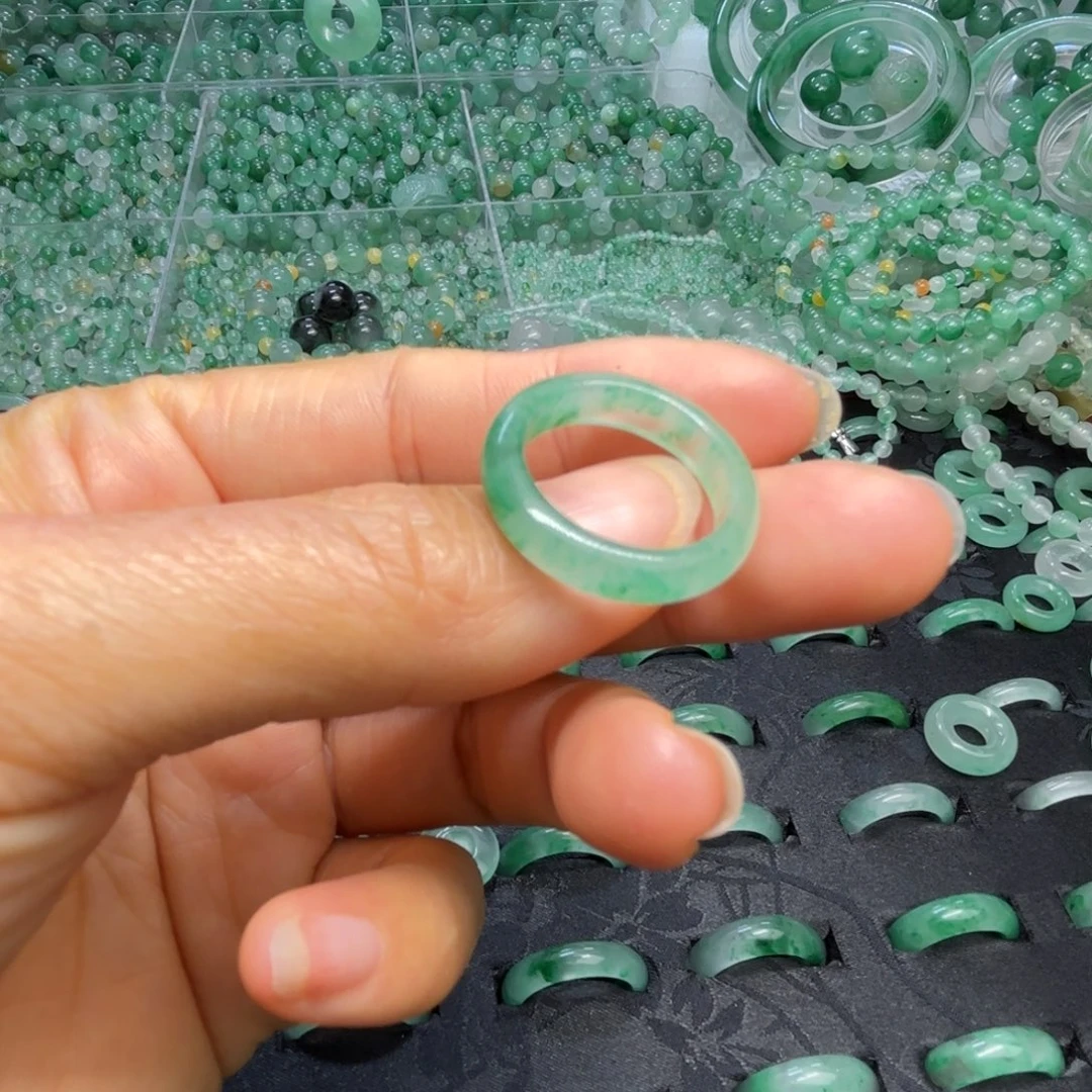 石英质玉（非洲翠）未镶嵌散珠戒指圈口14+