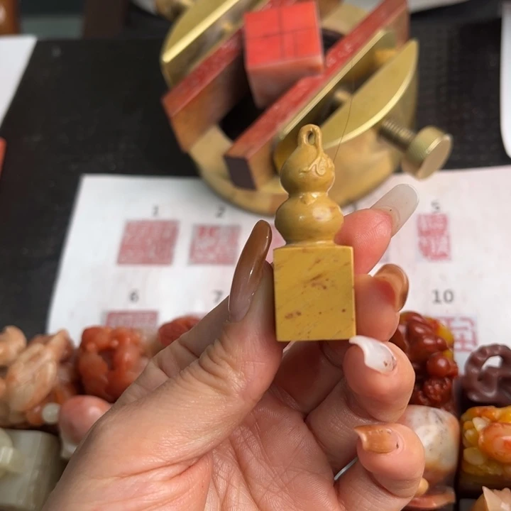 张***伟巴林石印石现场纯手工制作工艺精美