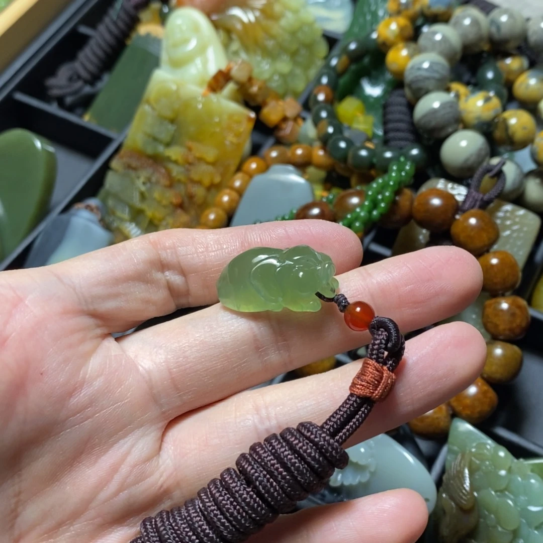 蛇纹石玉未镶嵌颈饰