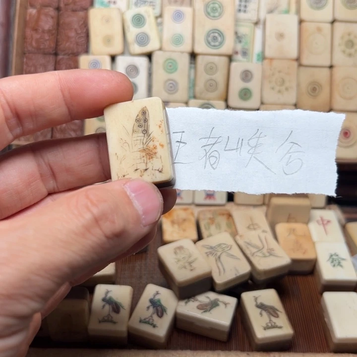 王***谷实心竹雕刻手把件