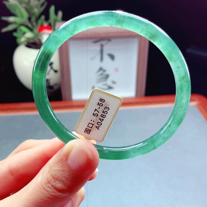 未镶嵌手镯翡翠圆镯