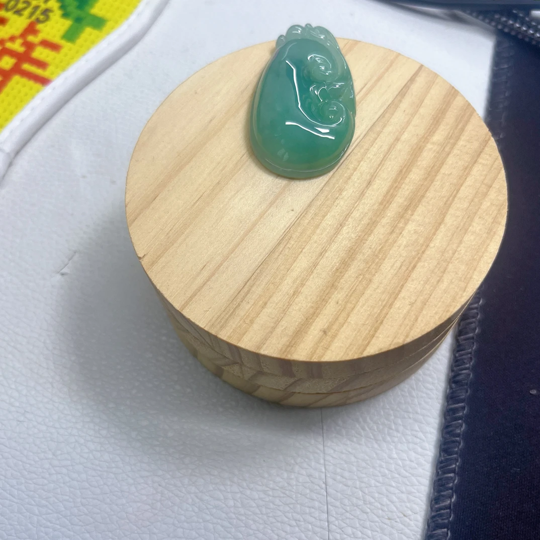 只买单纯的吊坠，没带链子，属的性质。吊坠 圆形底座拍如意底色饰品