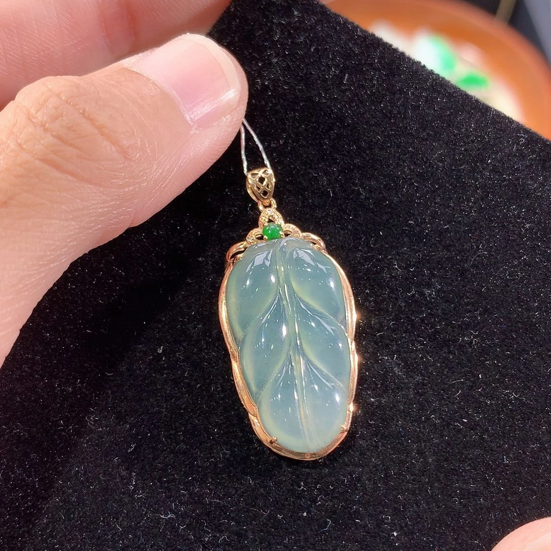 翡翠18K金镶嵌颈饰