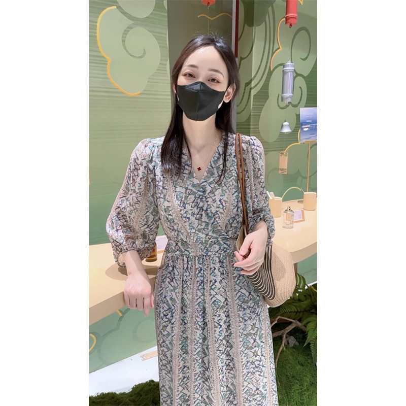 波西米亚高级感新品V领碎花连衣裙女夏2025新款设计感收腰连衣裙