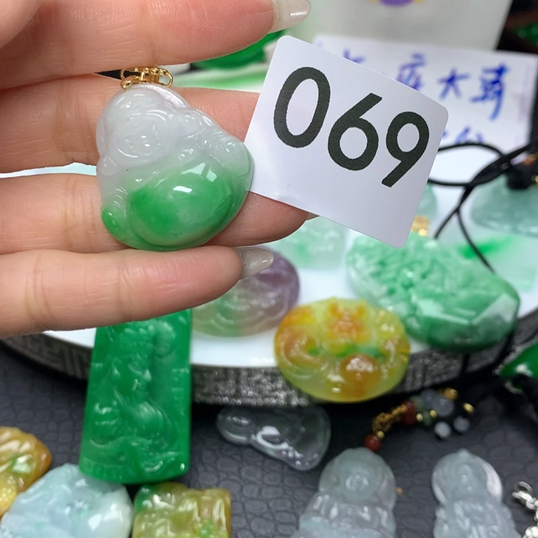 翡翠吊坠(赠链)未镶嵌