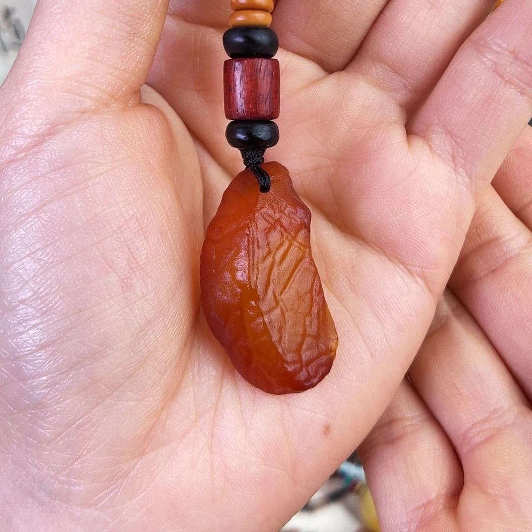 琥珀珠宝奇石未镶嵌。